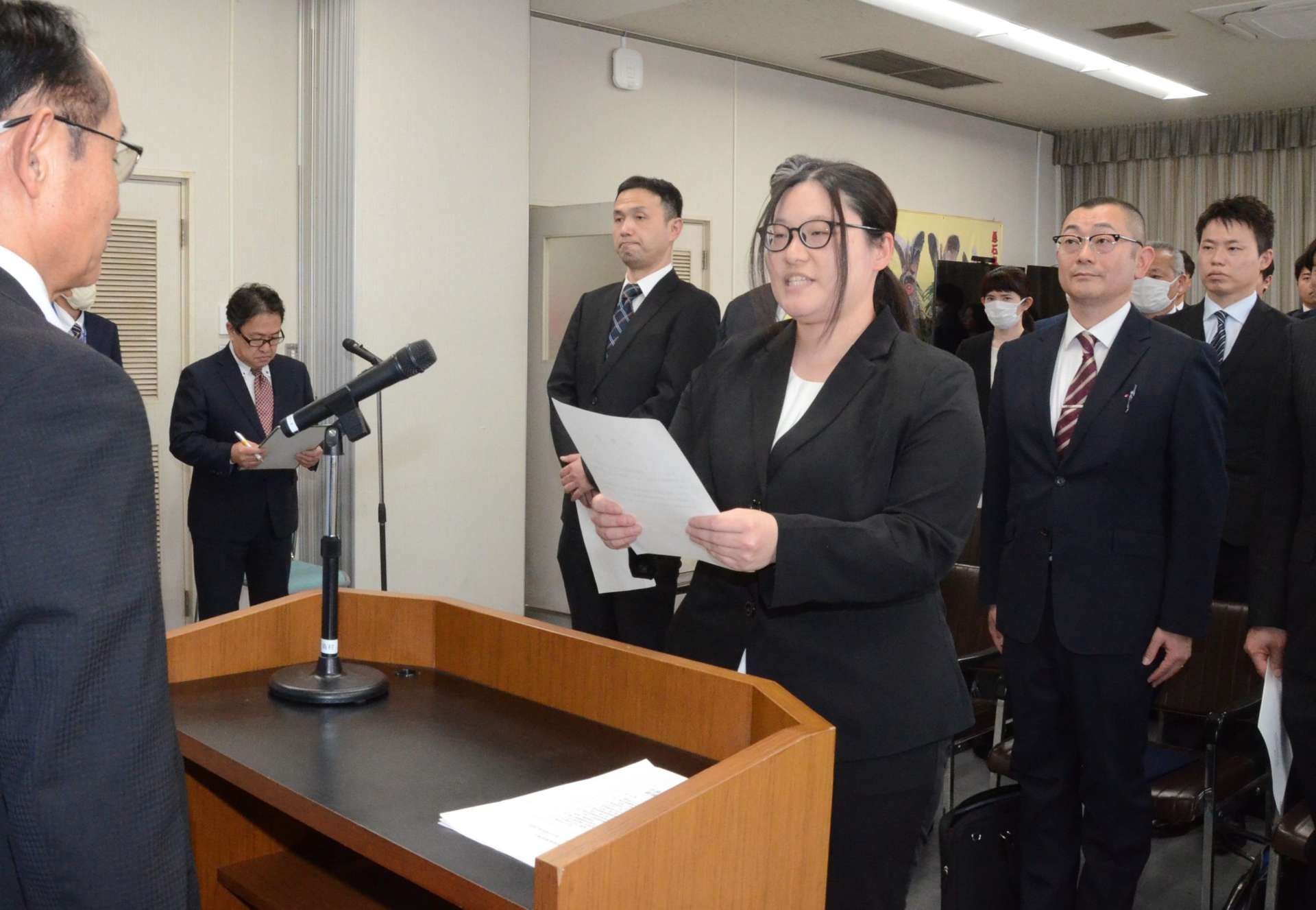 教職員を代表し宣誓する泉小春教諭＝２日、鹿児島市の十島村役場