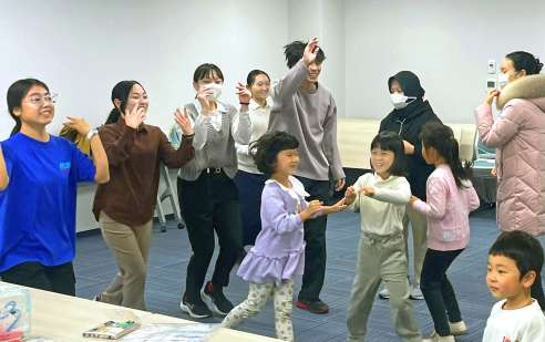 ダンスで体を動かして交流する学生たち＝鹿児島市のかごしま国際交流センター