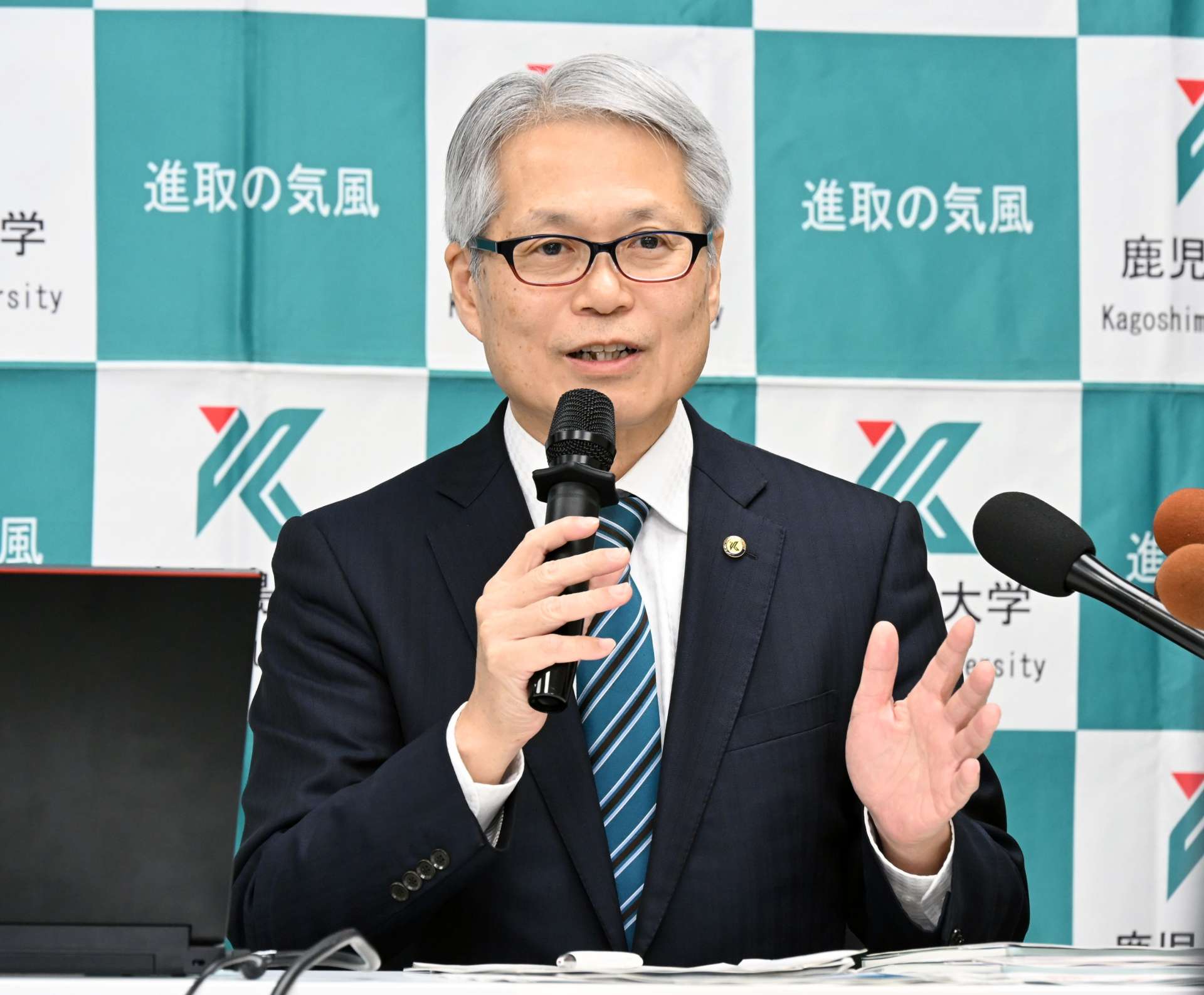 会見で抱負を語る鹿児島大の井戸章雄新学長＝２日、鹿児島市の鹿大郡元キャンパス（佐伯直樹撮影）