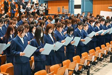 純心讃歌を歌う新入生＝３日午前、鹿児島市の鹿児島純心女子短大