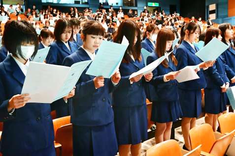 純心讃歌を歌う新入学生＝３日午前、鹿児島市の鹿児島純心女子短大