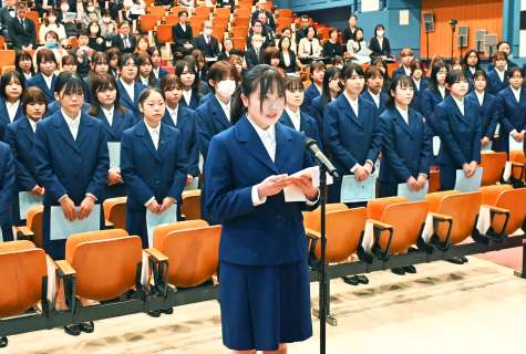 誓いの言葉を述べる新入生代表の外村紬華さん＝３日午前、鹿児島市の鹿児島純心女子短大