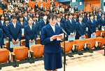 誓いの言葉を述べる新入生代表の外村紬華さん＝３日午前、鹿児島市の鹿児島純心女子短大
