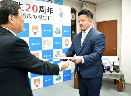 辞令を受け取る橋野伸医師＝薩摩川内市役所