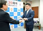 辞令を受け取る橋野伸医師＝薩摩川内市役所