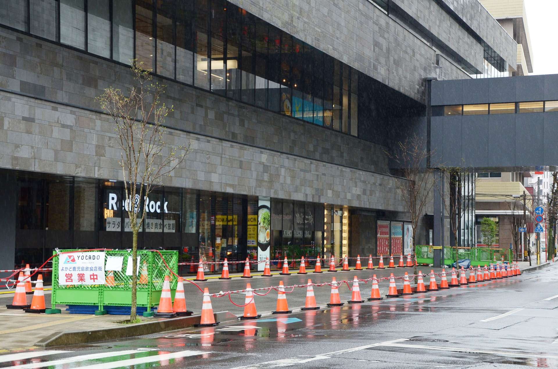 観光バス用の乗降所が整備された鹿児島銀行本店別館ビル前＝１日、鹿児島市金生町