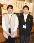 台湾での交流活動を報告した市來寧子さん（左）と尾迫春斗さん＝３月３１日、鹿屋市