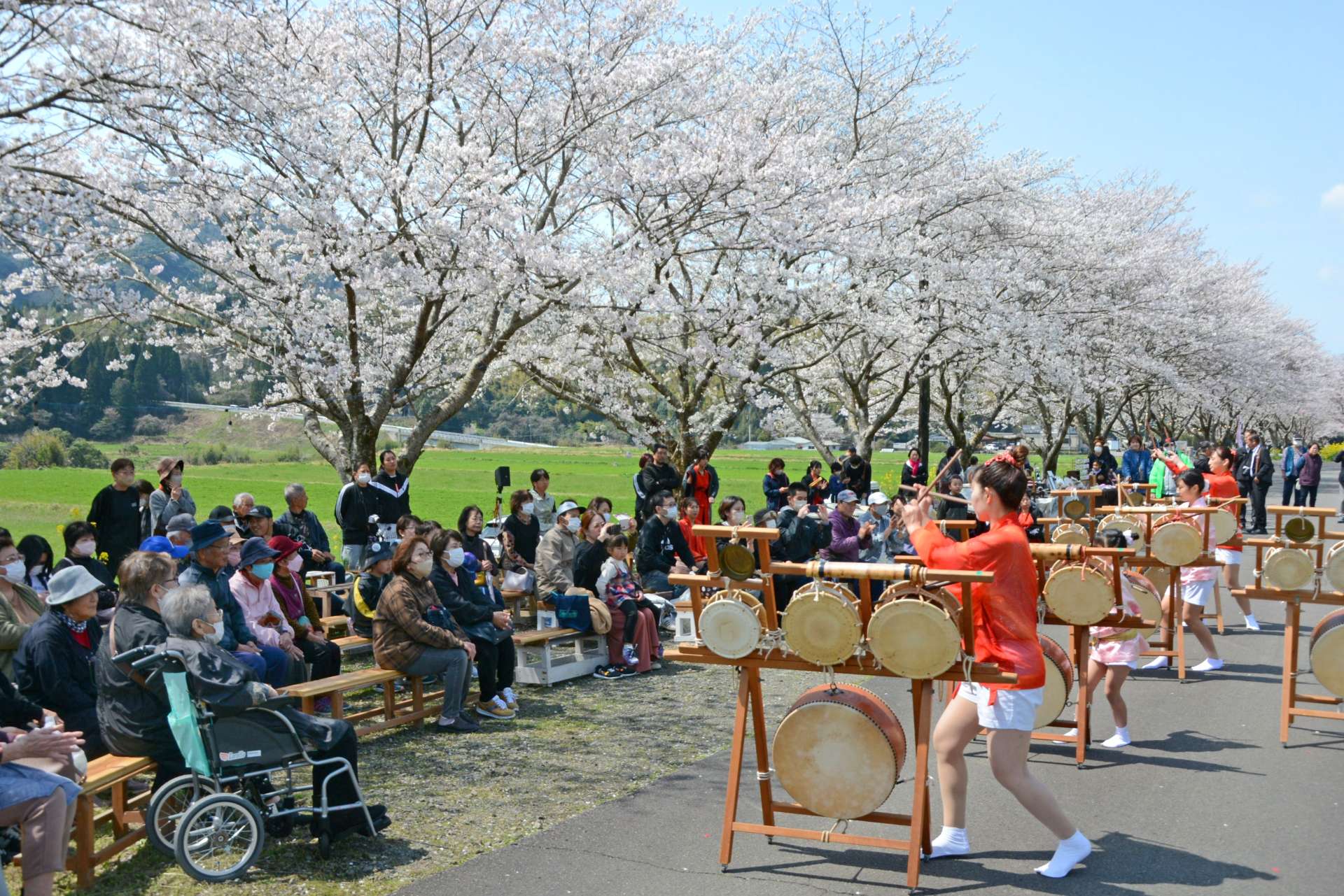 多くの来場者でにぎわった「さくら祭り」＝３月２９日、さつま町永野