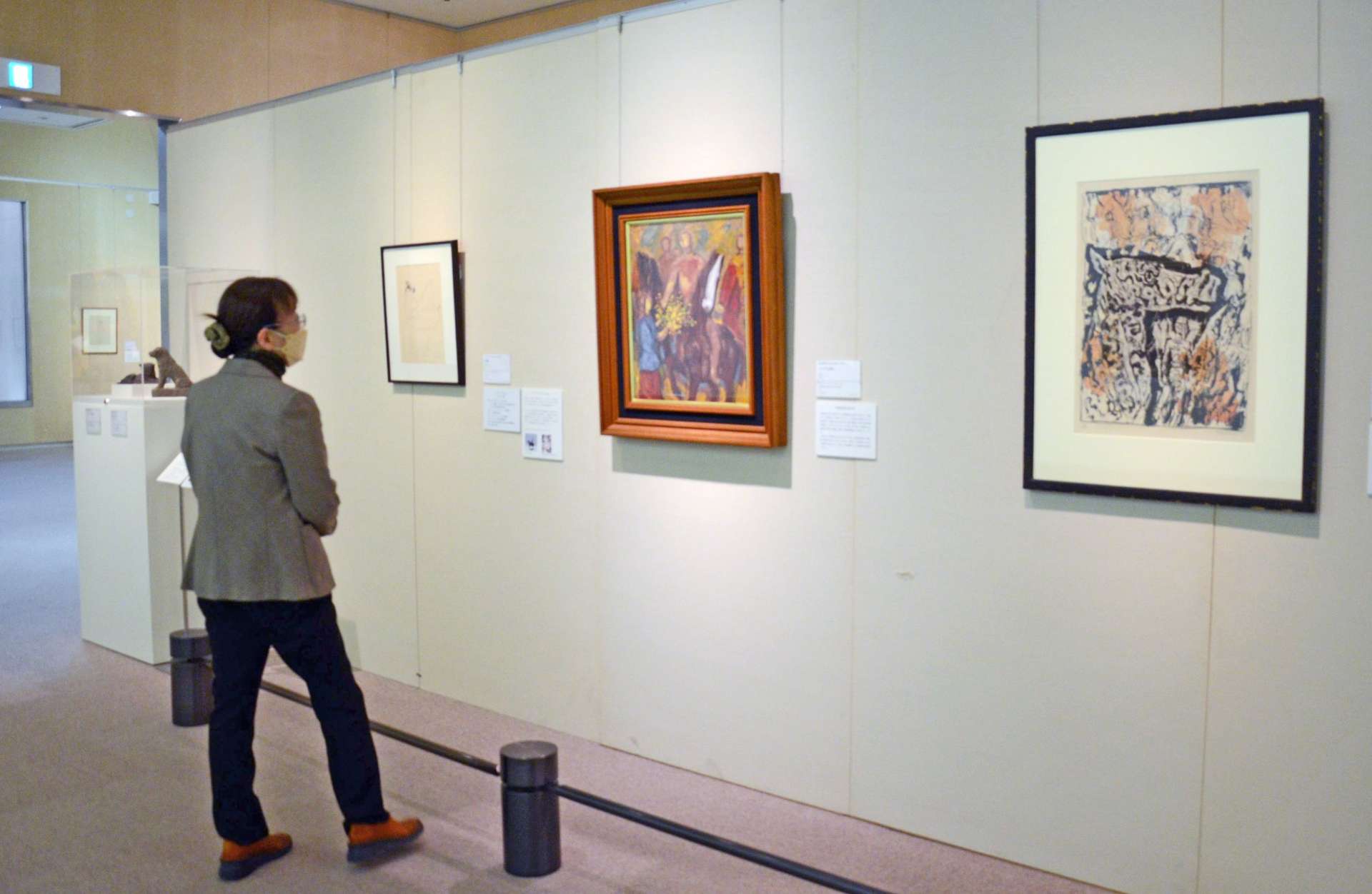 動物を主題にした作品が並ぶ会場＝１日、鹿児島市立美術館