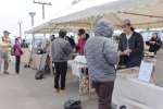 観光客や地元住民でにぎわう「砂楽楽市」会場＝指宿市の砂むし会館砂楽