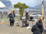 「砂楽楽市」会場で島唄を披露する出演者