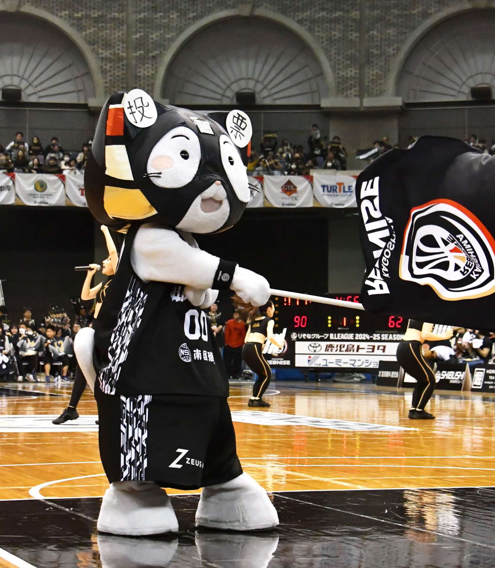 ホーム戦で投票を呼びかけるれぶにゃん＝西原商会アリーナ