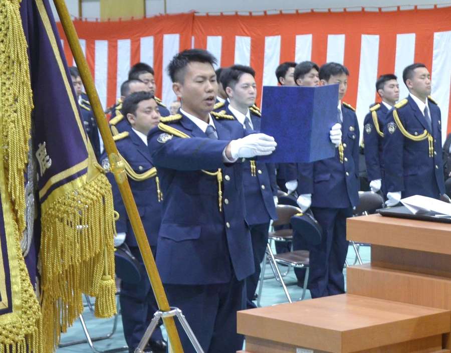 入校式で決意表明する初任科生＝４日、姶良市平松の県警察学校