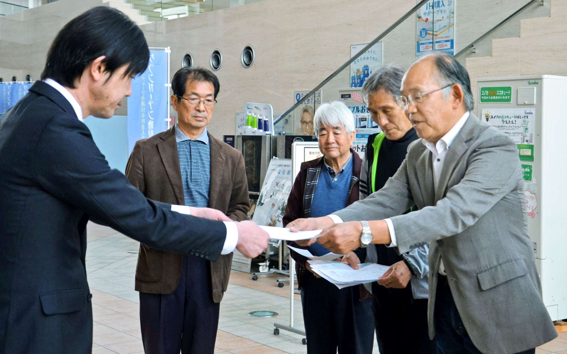 九州電力鹿児島支店に要請書を提出する脱原発鹿児島フォーラムの下馬場学副代表ら＝３日、鹿児島市与次郎２丁目