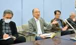 記者会見で合同訓練の評価を述べる脱原発鹿児島フォーラムの下馬場学副代表ら＝４日、県庁