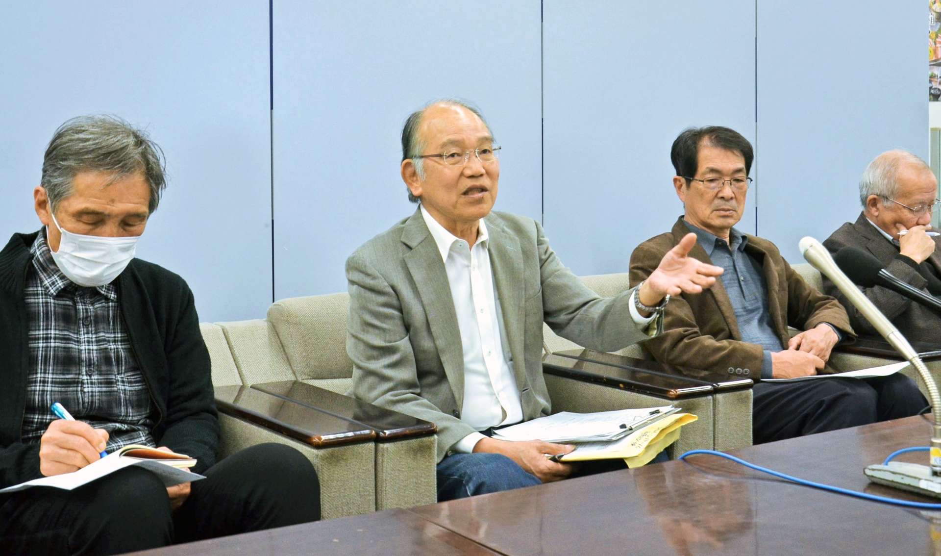 記者会見で合同訓練の評価を述べる脱原発鹿児島フォーラムの下馬場学副代表ら＝４日、県庁