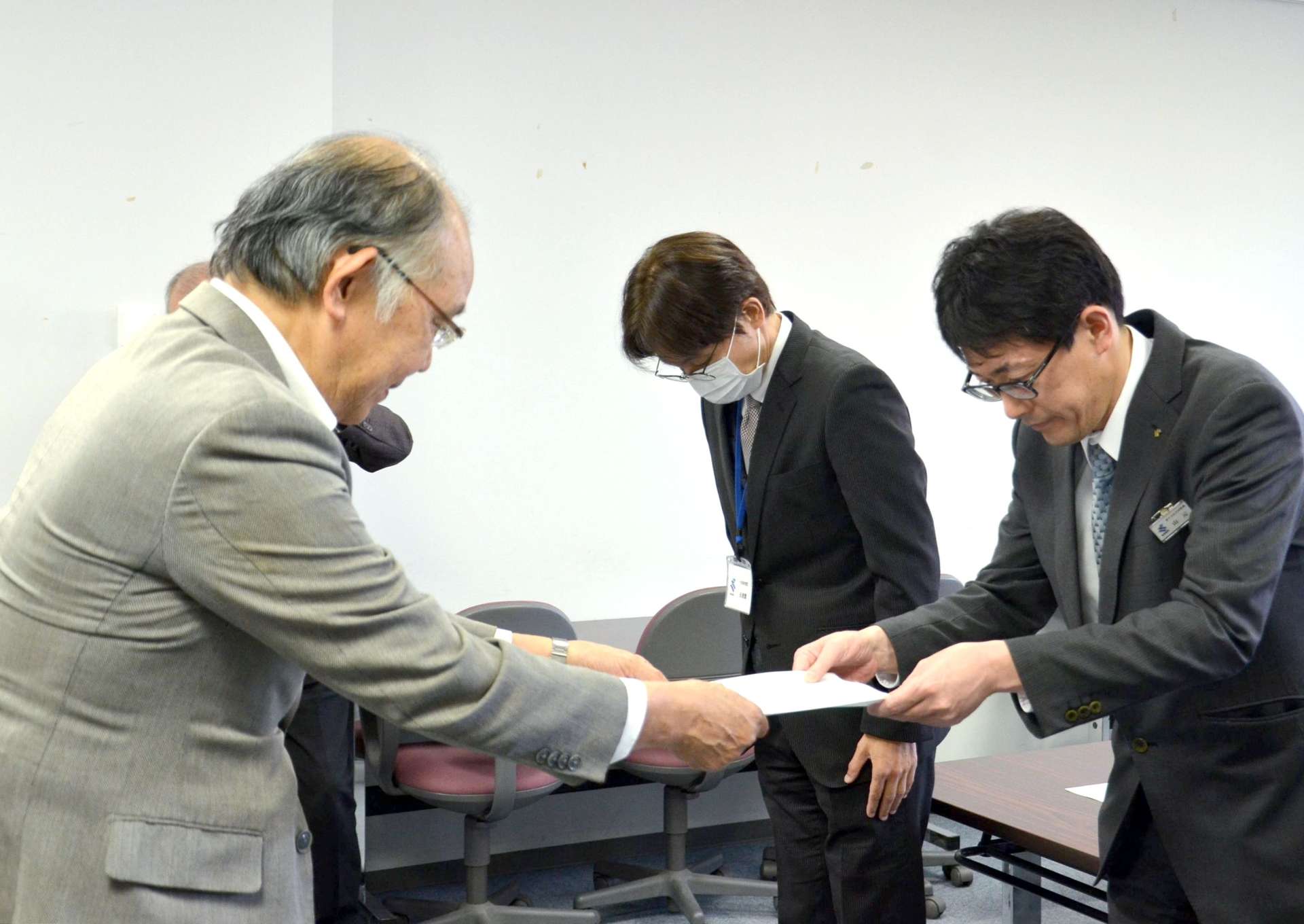 要請書を提出する脱原発鹿児島フォーラムの下馬場学副代表（左）ら＝４日、県庁