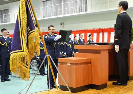 入校式で服務の宣誓をする初任科生＝４日午前１０時１５分ごろ、姶良市平松の県警察学校
