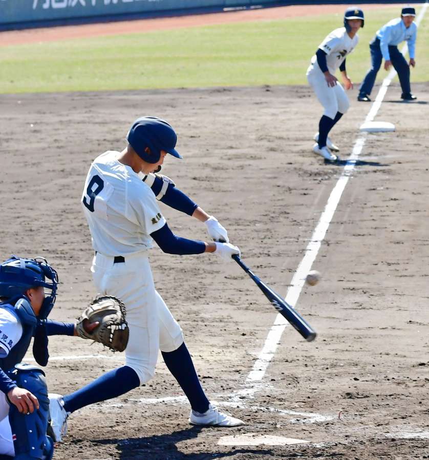 ３回裏神村２死三塁、梶山が右前適時打を放つ＝平和リース