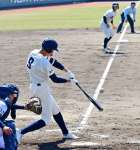 ３回裏神村２死三塁、梶山が右前適時打を放つ＝平和リース