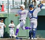 タイブレークの１０回表鹿工１死一、二塁、小林の二塁打で二走三浦が生還＝平和リース
