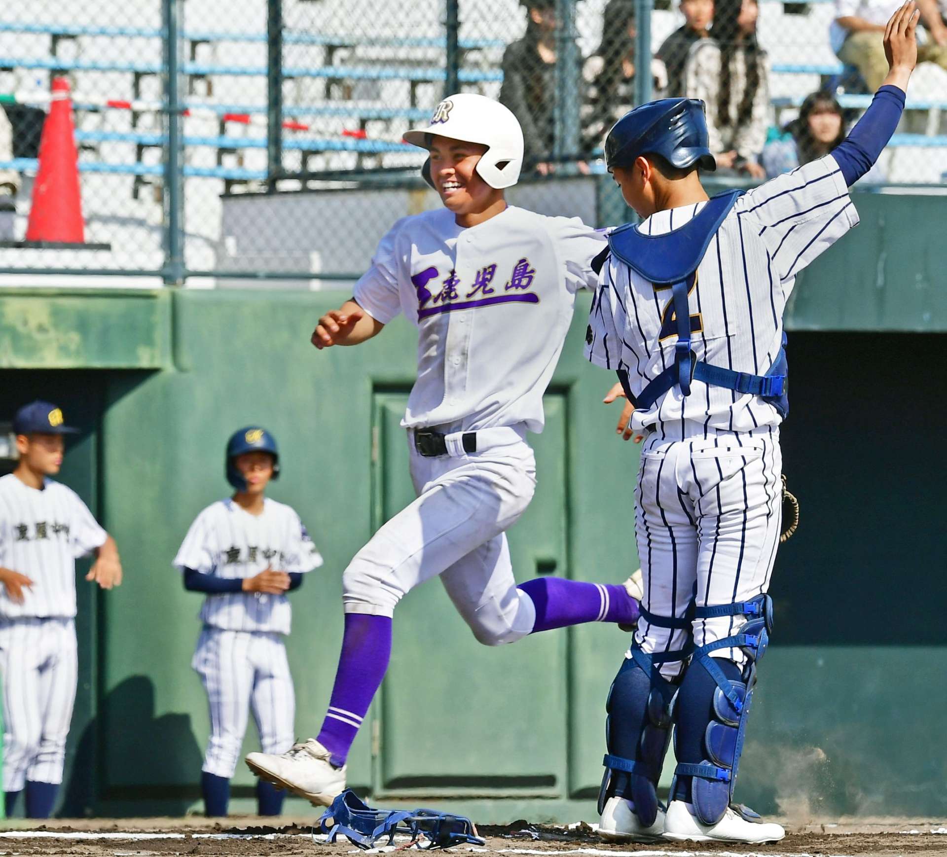 タイブレークの１０回表鹿工１死一、二塁、小林の二塁打で二走三浦が生還＝平和リース