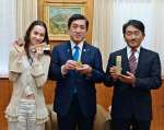 塩田康一知事（中央）を表敬した水原希子さん（左）と黒木靖之さん＝４日、県庁