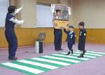 横断歩道の渡り方を練習する新小学１年生＝２日、鹿児島市の県警本部