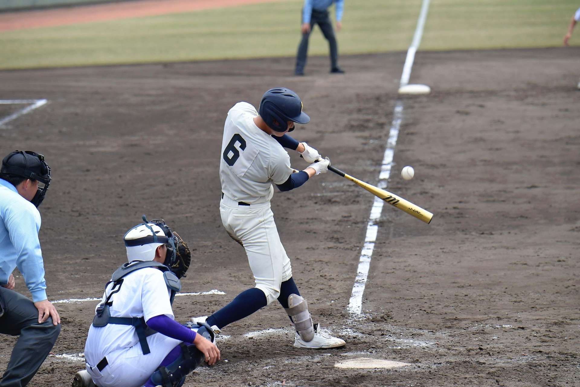 ２回裏、神村の今岡が本塁打を放つ＝鹿児島市の平和リース球場