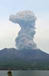 〈別カット〉爆発し噴煙を上げる桜島＝５日午後３時２８分、鹿児島市与次郎１丁目