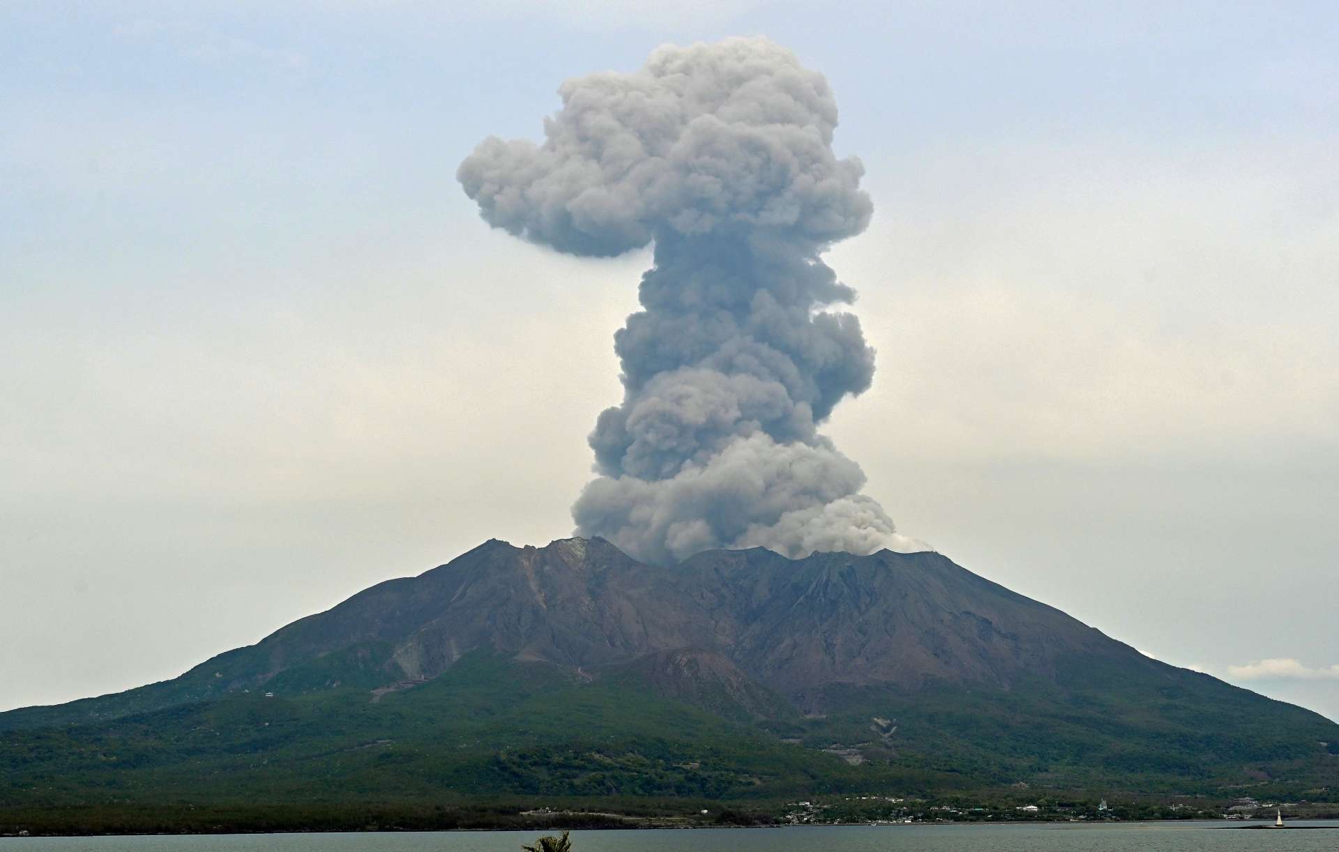 爆発し噴煙を上げる桜島＝５日午後３時２９分、鹿児島市与次郎１丁目