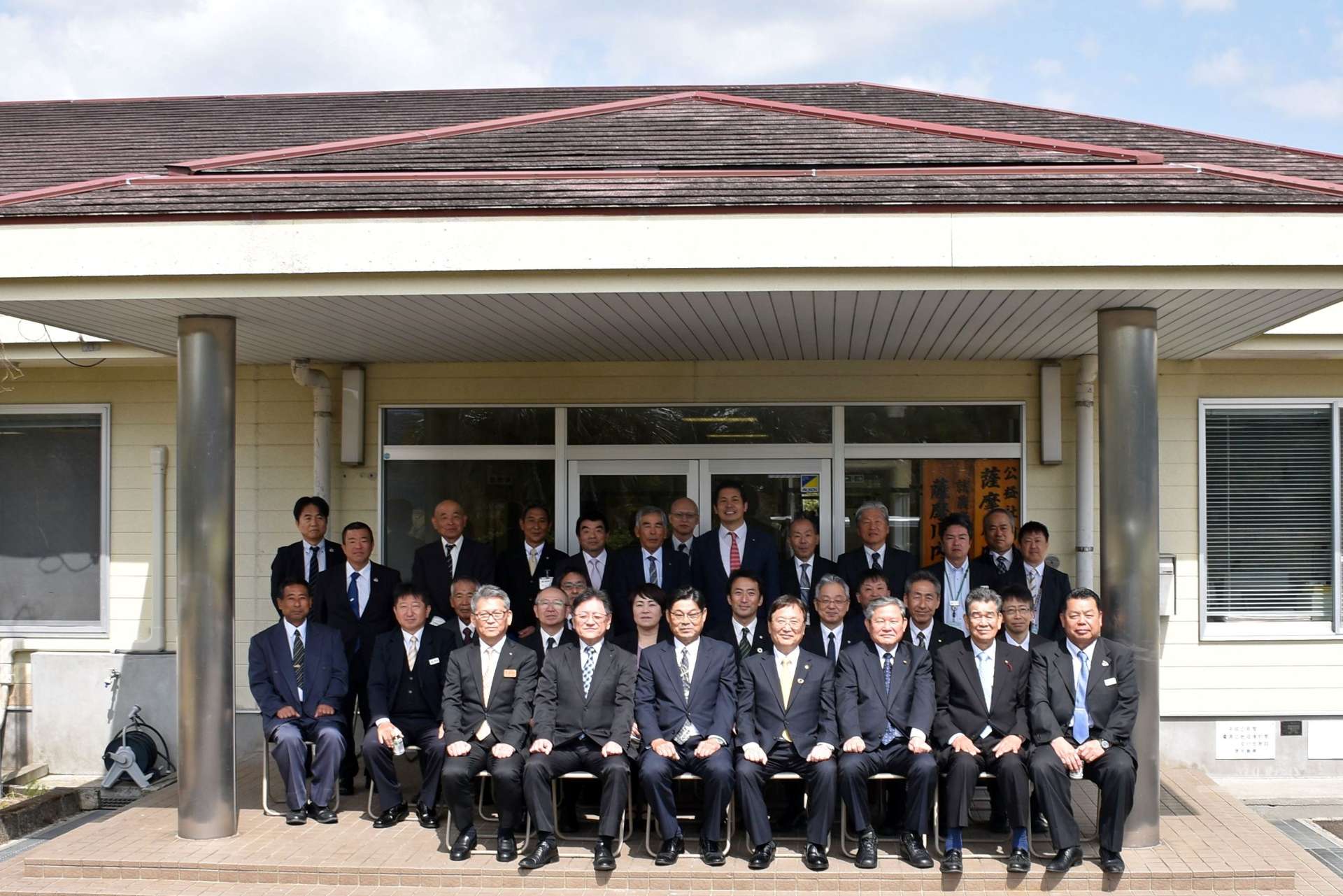 薩摩川内アグリセンターの開所を祝って記念撮影する関係者＝薩摩川内市東郷町斧渕