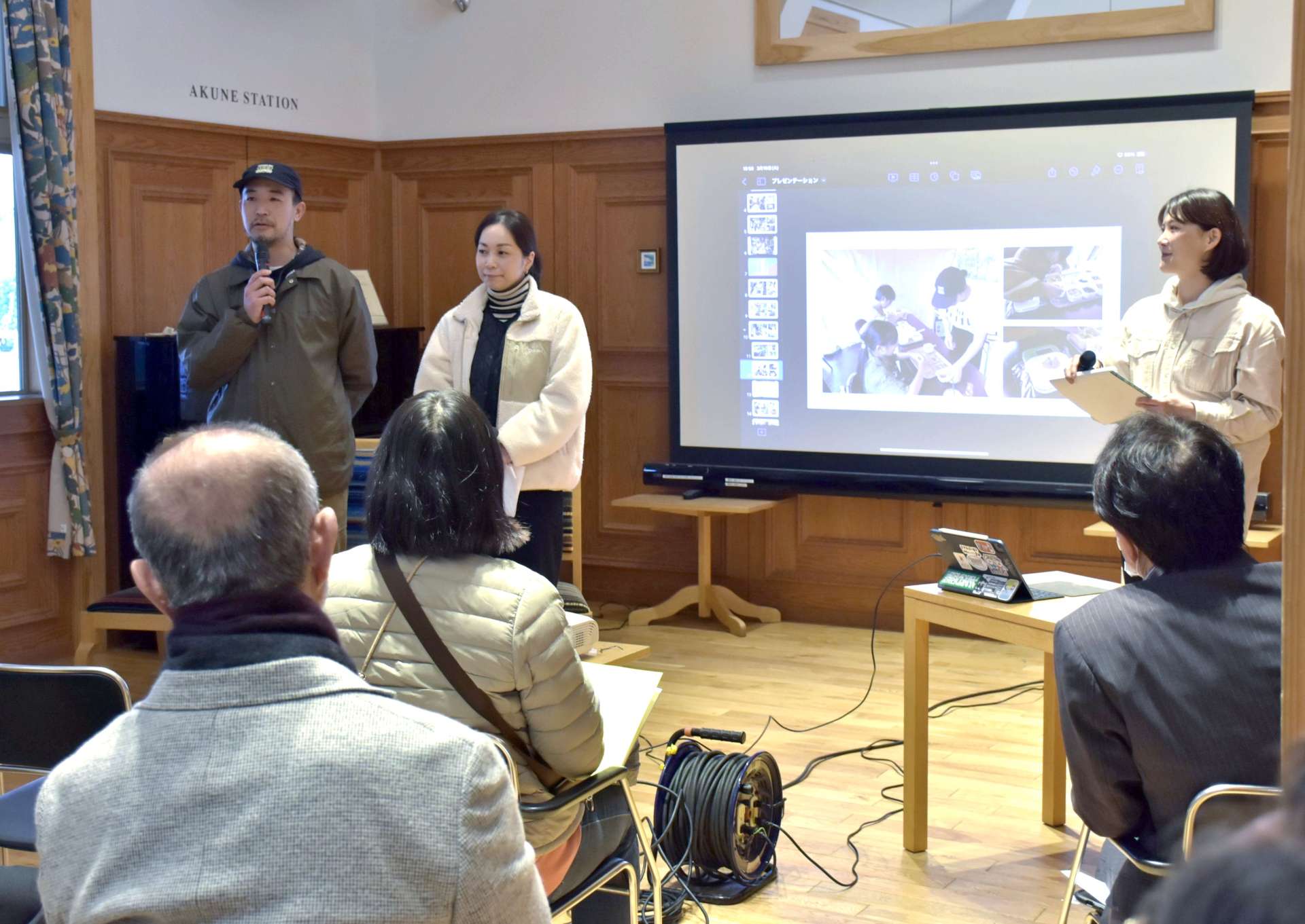 まちおこし活動の報告をする地域おこし協力隊員と地元企業の代表者ら＝３月１８日、阿久根市の阿久根駅