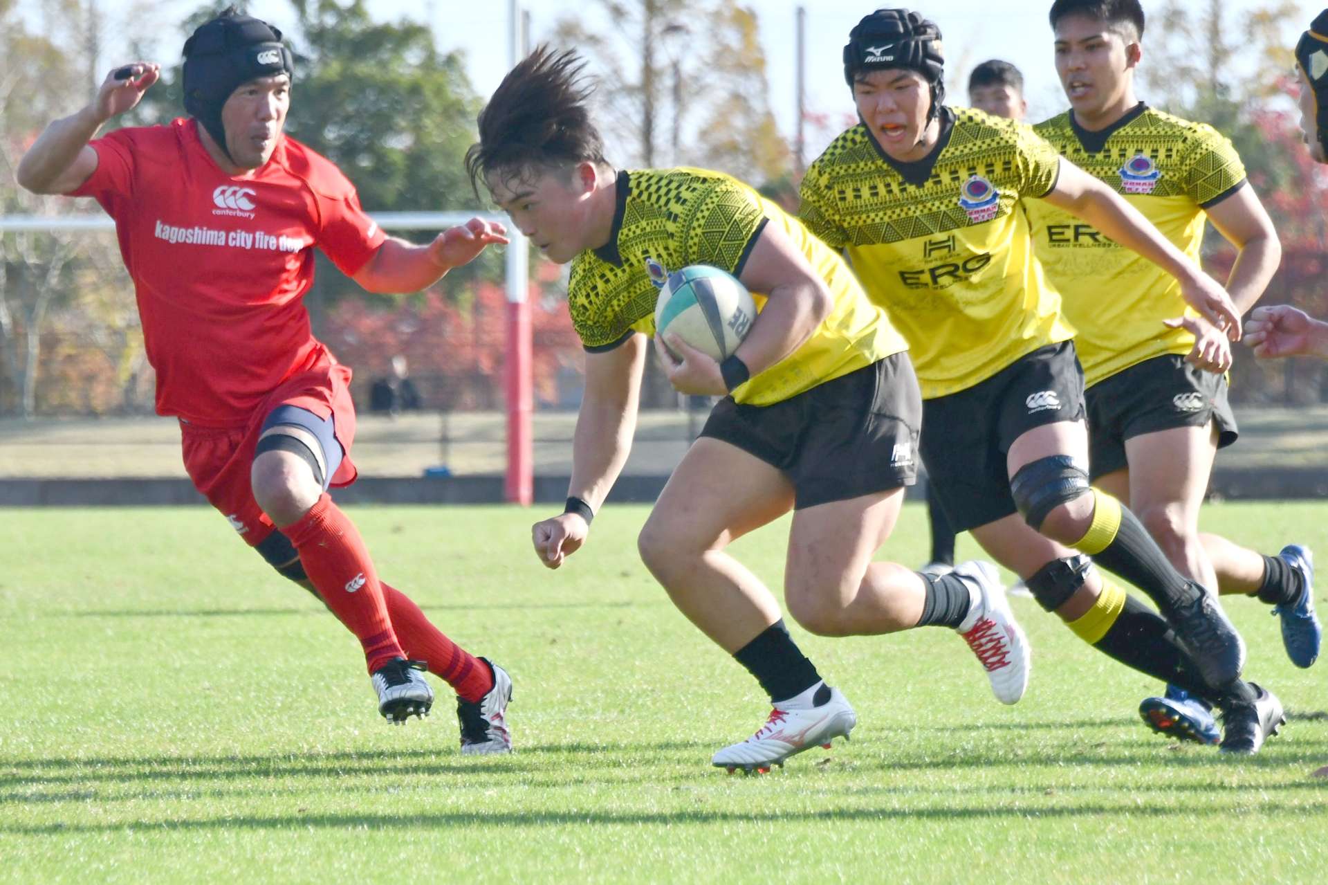 〈資料写真〉第６１回大会の１部決勝、甲南クラブの岩元がトライを決める＝県立サッカー・ラグビー場
