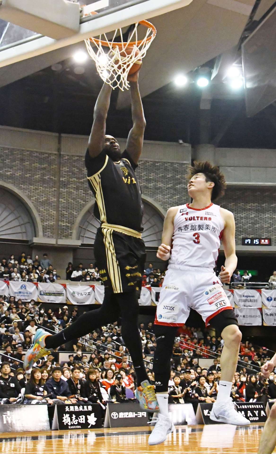 第１クオーター、シュートを決めるレブナイズのエニス（左）＝西原商会アリーナ