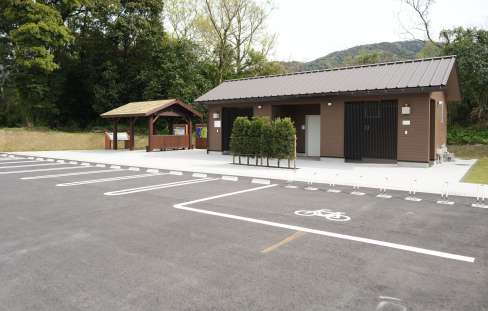 塚崎古墳群に新設された駐車スペース＝３日、肝付町野崎