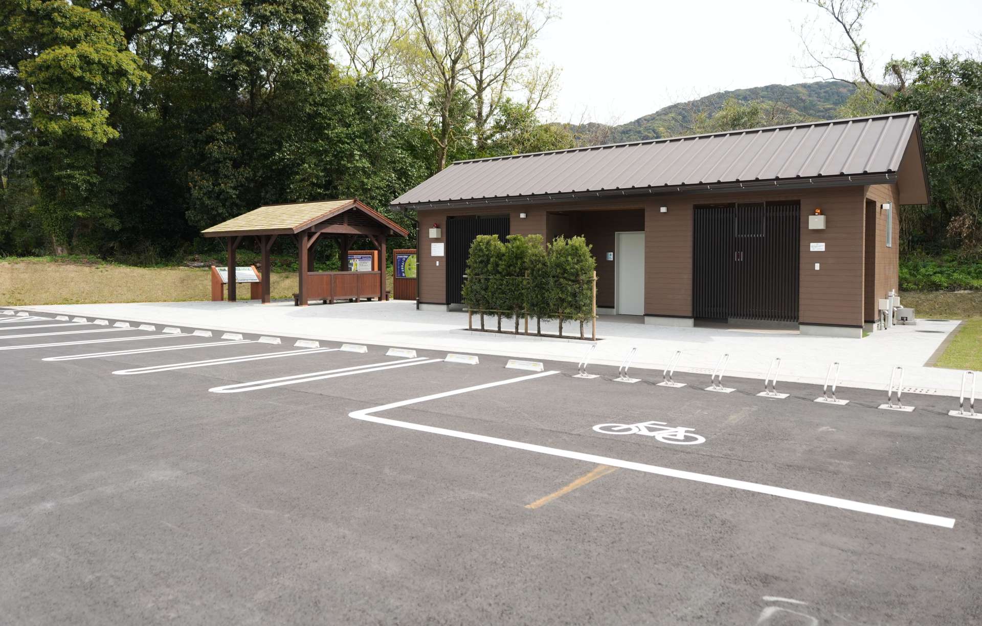 塚崎古墳群に新設された駐車スペース＝３日、肝付町野崎