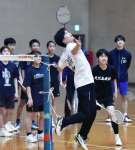 県内の中学生らと一緒に汗を流す渡辺勇大＝フラゴラアリーナ日置