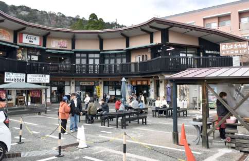 観光客でにぎわう霧島温泉市場＝５日、霧島市牧園町高千穂