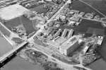 １９６６年完成後の出水市立病院（右下）の上空からの写真。近くには米之津川が流れる（出水総合医療センター提供）