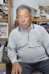 鹿児島大空襲での避難の様子を語る岩崎勉さん＝長島町平尾