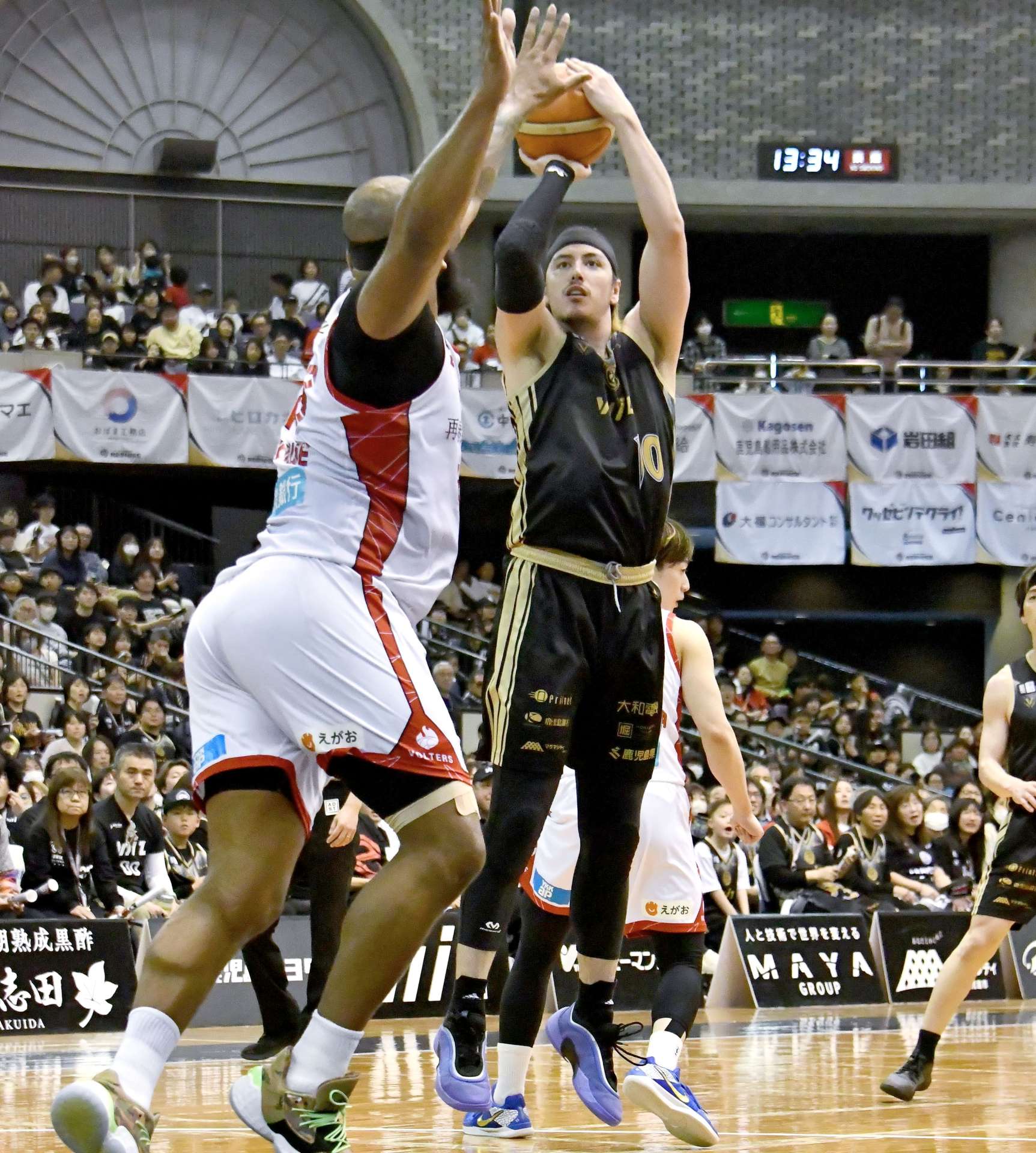 前半、シュートを狙うレブナイズの駒水＝鹿児島市の西原商会アリーナ