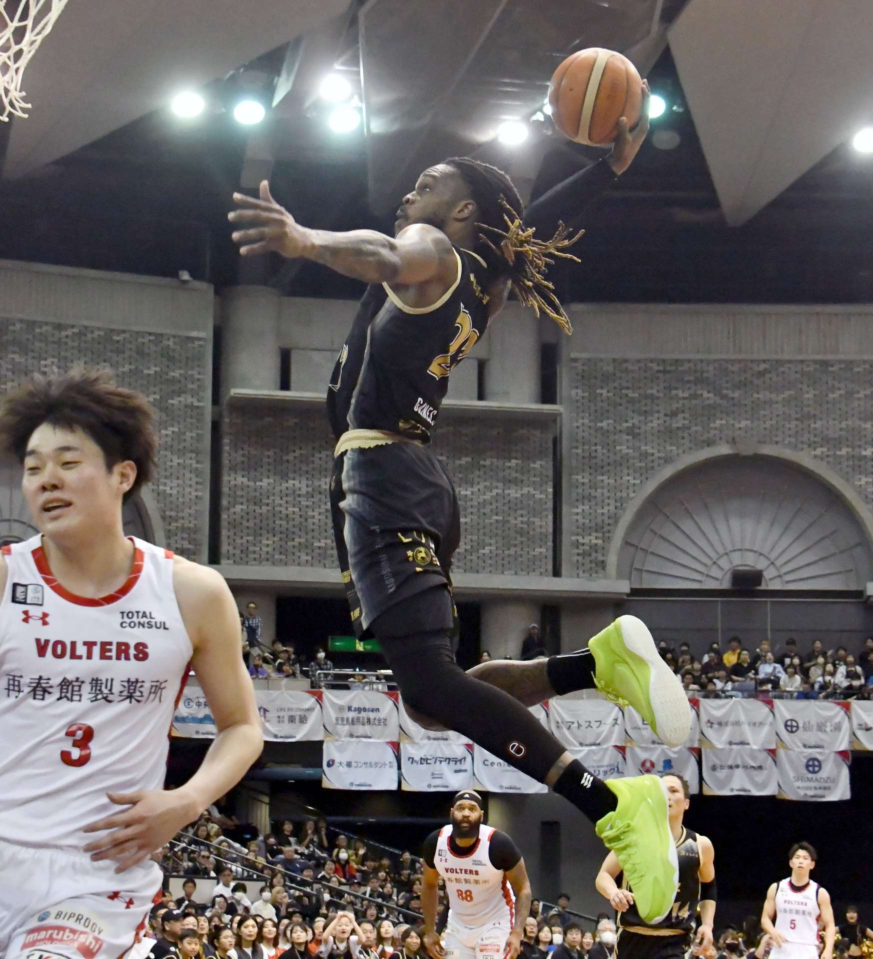 前半、ダンクシュートを決めるレブナイズのゲインズ＝鹿児島市の西原商会アリーナ
