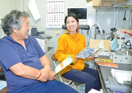 骨髄バンクの取り組みについて上司と語り合う、ドナー経験者の千竈あゆみさん（右）