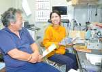 骨髄バンクの取り組みについて上司と語り合う、ドナー経験者の千竈あゆみさん（右）
