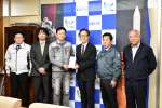 義援金の目録を手渡した砕石業者ら＝肝付町役場
