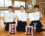 若獅子旗なぎなた大会で優勝した（左から）橋口采弥さん、北りり花さん、菊池陽日さん＝４日、南九州市の川辺中学校