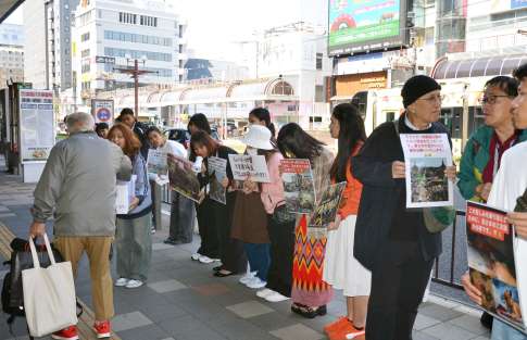 募金を呼びかける県内在住のミャンマー人＝６日、鹿児島市千日町