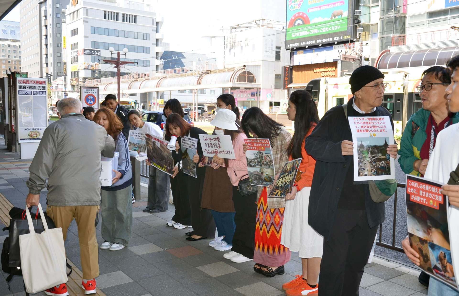 募金を呼びかける県内在住のミャンマー人＝６日、鹿児島市千日町