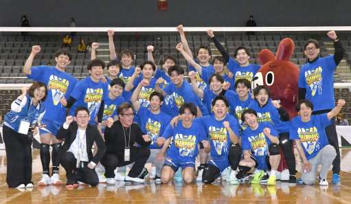 〈関連〉Ｖリーグ総合優勝を決め喜ぶフラーゴラッド鹿児島の選手ら＝６日、千葉県の船橋市総合体育館